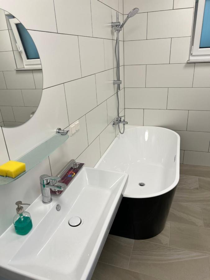 Ruhige Gruene Oase Bei Flughafen Schwechat Buitenkant foto