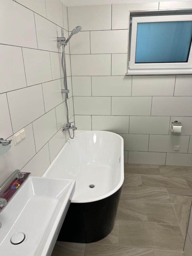 Ruhige Gruene Oase Bei Flughafen Schwechat Buitenkant foto
